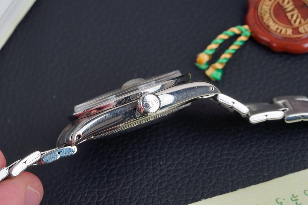 Rolex Oyster Perpetual Date 1501 – Vintage Champagne Dial – Engine-Turned Bezel – Full Set