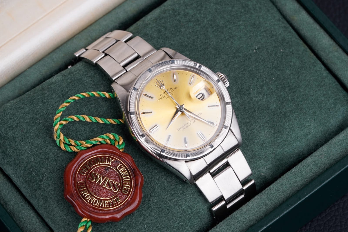 Rolex Oyster Perpetual Date 1501 – Vintage Champagne Dial – Engine-Turned Bezel – Full Set